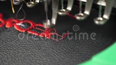 数控缝纫机。 自动缝纫机。 黑色布上有红线的自动机器刺绣图案